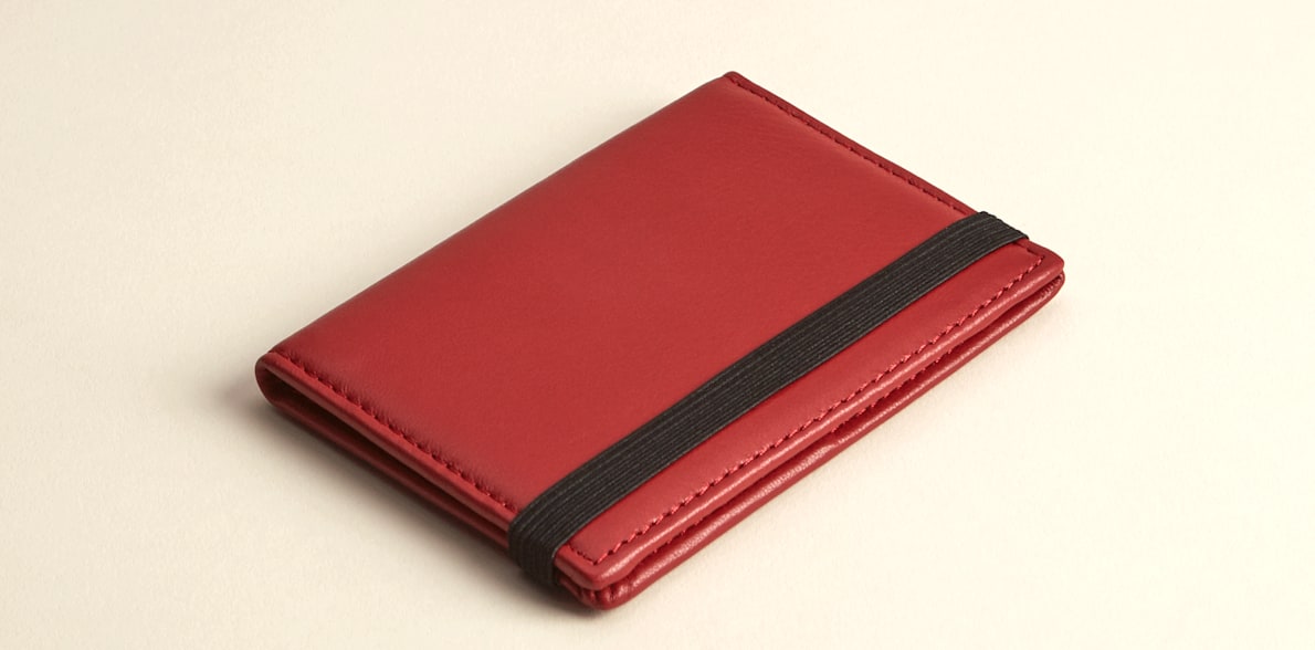 Foldet visitkortholder i rødt læder 1