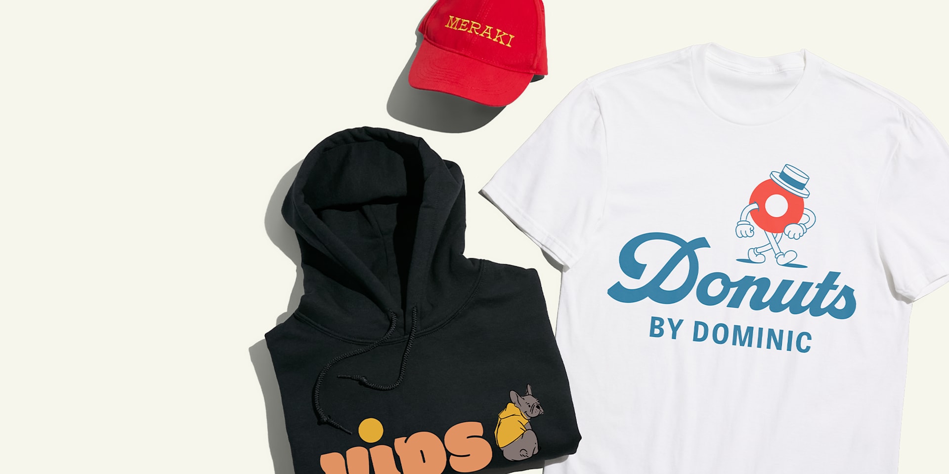 Un chandail à capuchon, un t-shirt et un chapeau personnalisés.