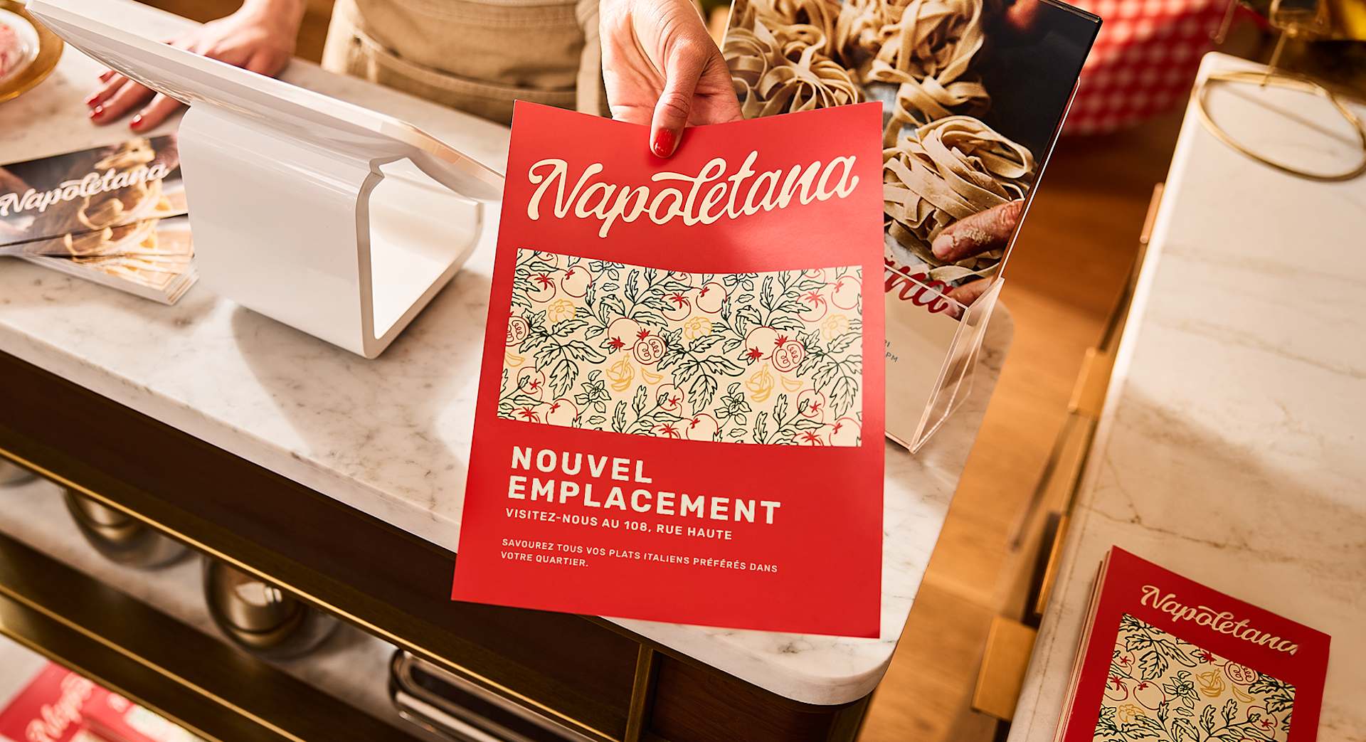 Une pile de dépliants et prospectus présentés dans des supports en plastique transparent.