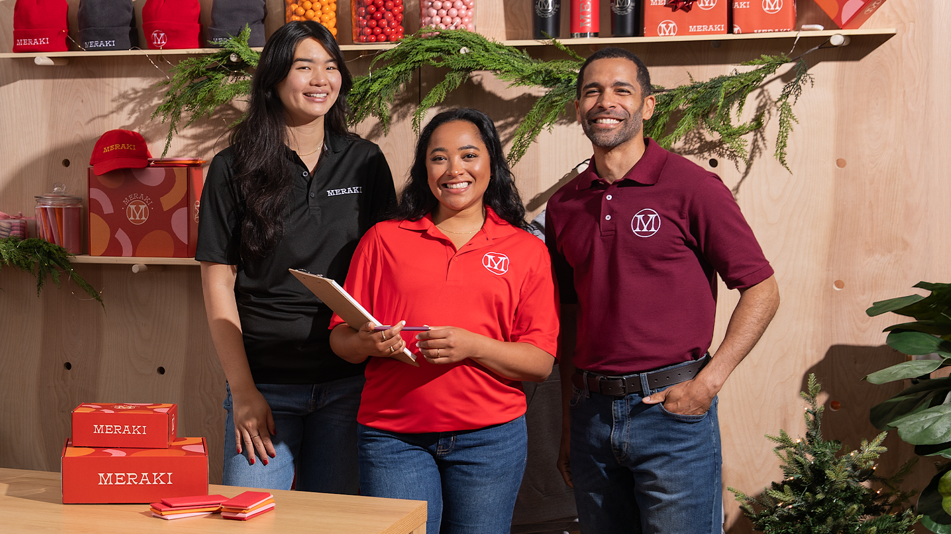 Zwei lächelnde Personen, die bestickte Poloshirts tragen