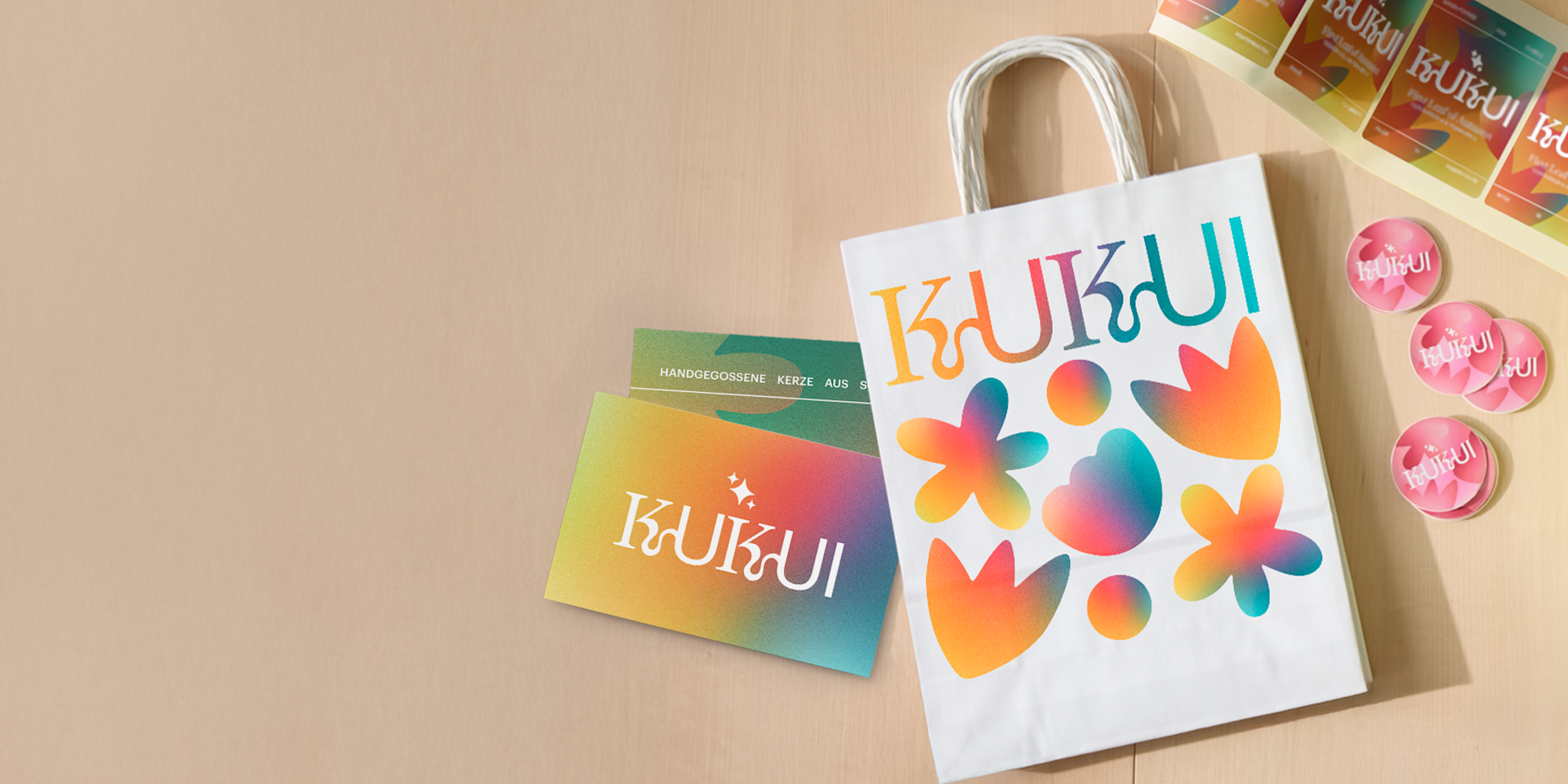 Kraftpapiertasche mit buntem Firmenlogo, Sticker mit buntem Logo: mehrere Artikel zum Verpacken von Produkten.