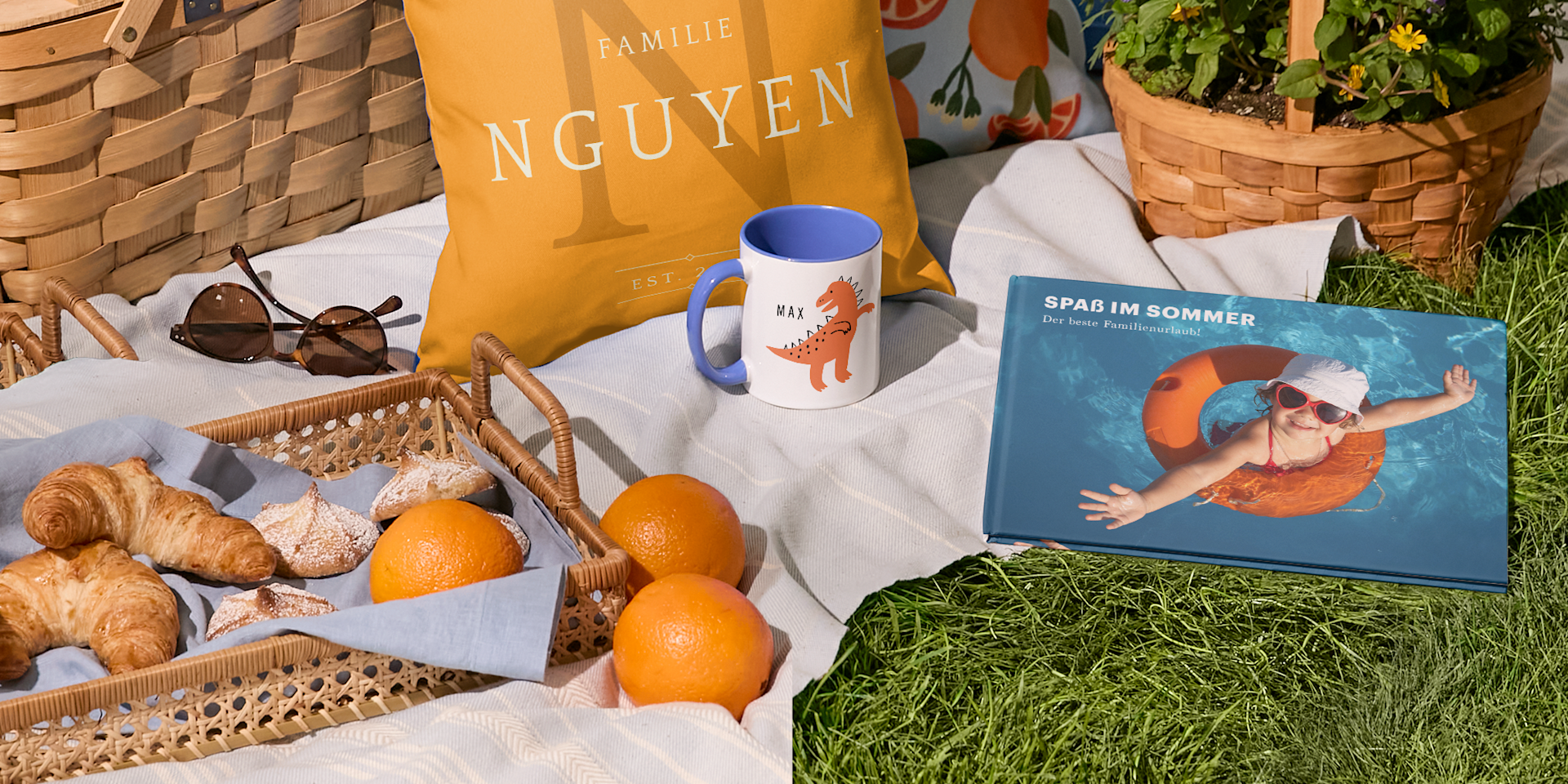 Originelle Fotogeschenke auf einer Picknickdecke.