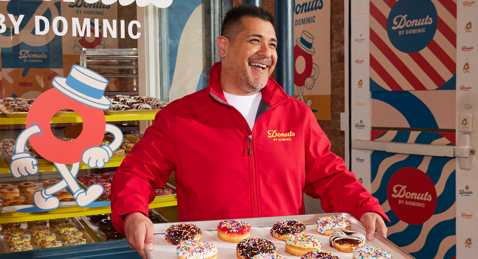 Una persona sonriendo, luciendo una chaqueta softshell personalizada.