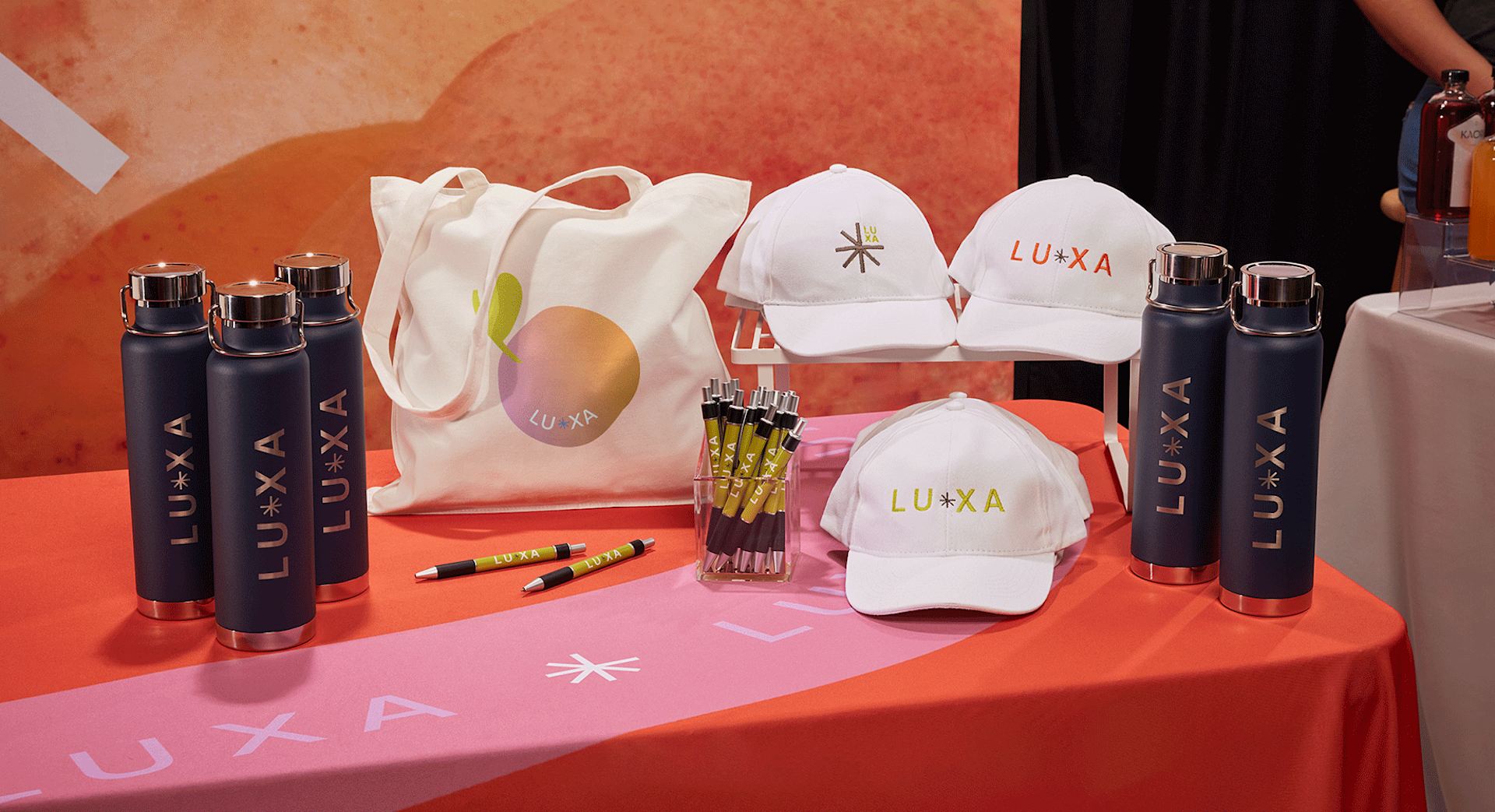 Un assortiment de produits promotionnels personnalisés lors d’un salon professionnel.