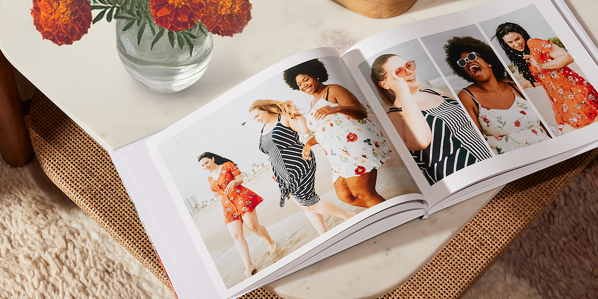 Un livre photo ouvert sur une table, avec des photos d’amis en vacances.