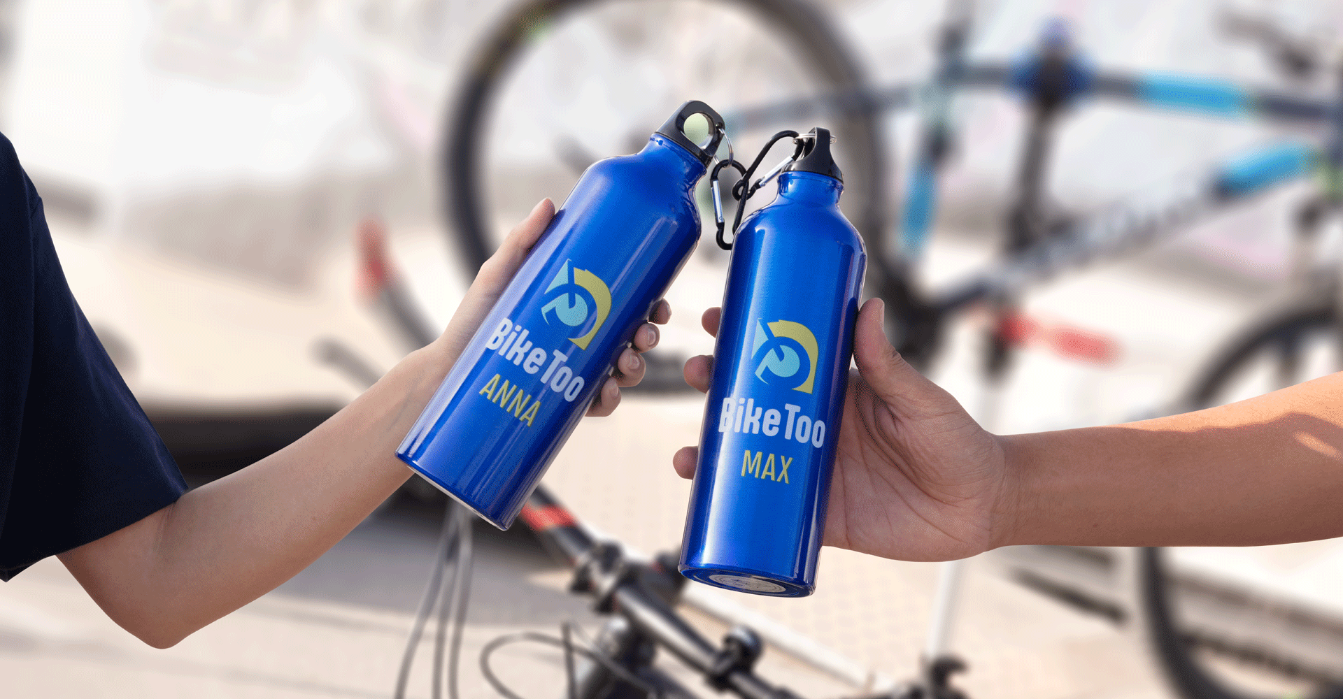 Twee bedrukte waterflessen met reclame voor een fietsenwinkel.