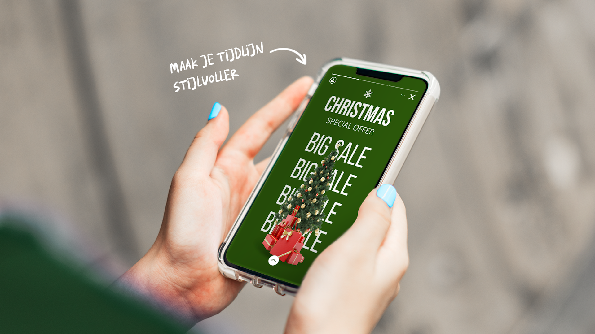 Een persoon die een smartphone vasthoudt met een beeld waarin WAAR KUNST EN AMBACHT SAMENKOMEN staat. Daarboven staat geschreven MAAK JE TIJDLIJN STIJLVOLLER