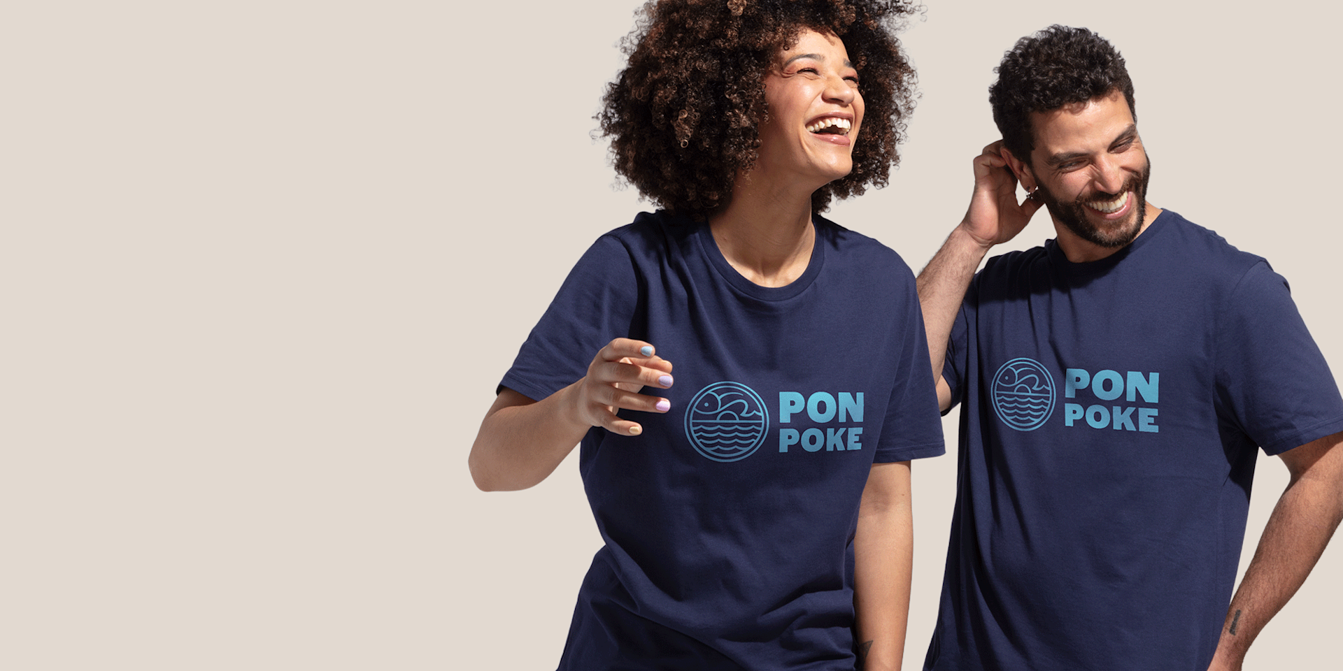 Gepersonaliseerde T-shirts op modellen.