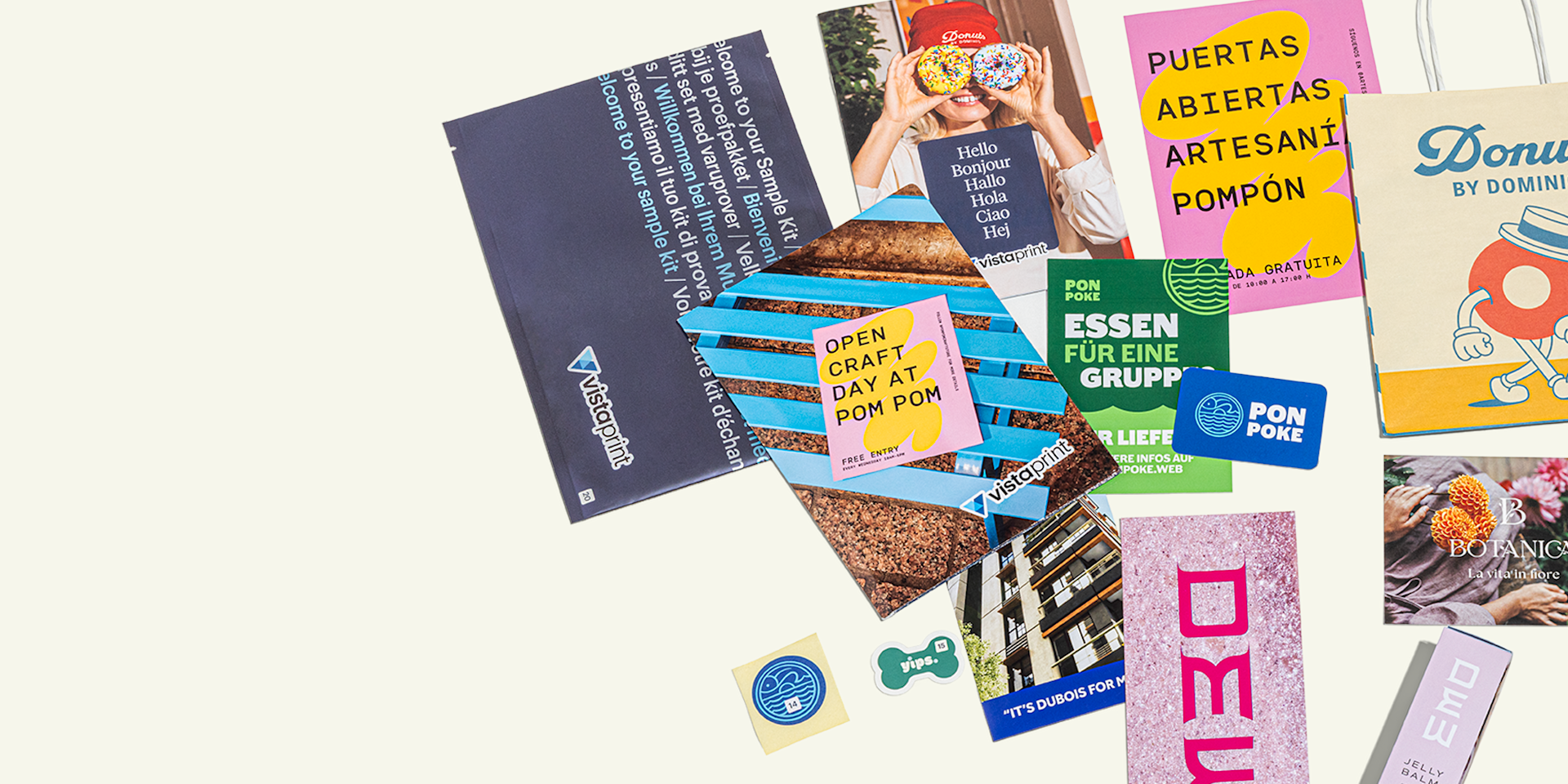Twintig decoratief uitgestalde artikelen uit het voorbedrukte zakelijke proefpakket van VistaPrint.
