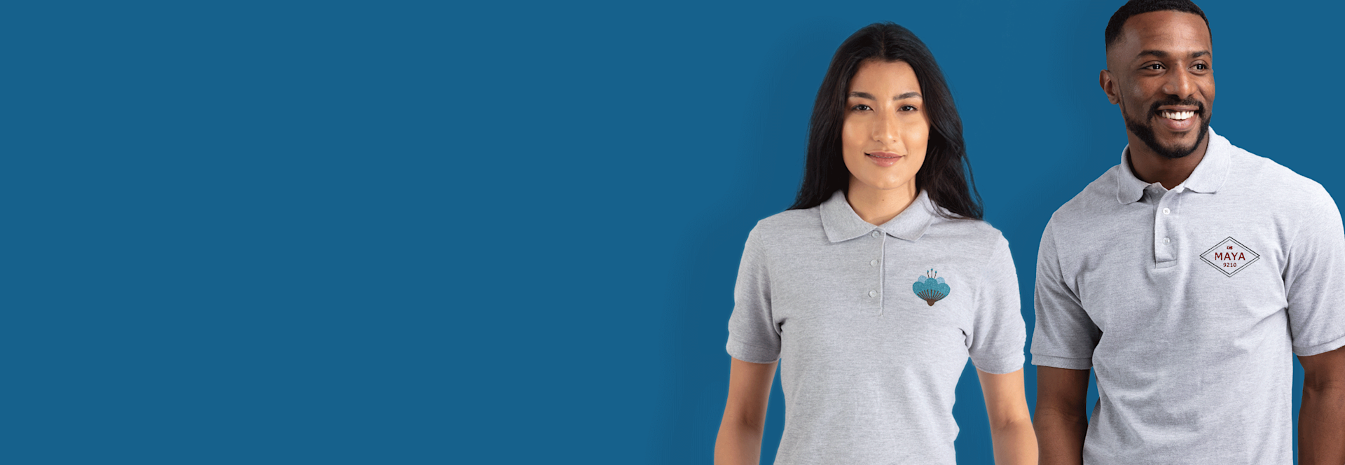 Twee mensen dragen hetzelfde poloshirt en lachen.