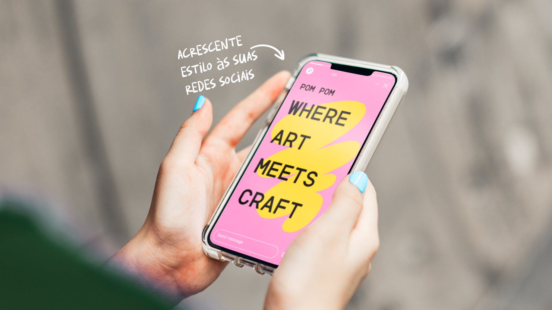 Uma pessoa com um smartphone na mão a mostrar uma imagem com o texto ONDE A ARTE ENCONTRA A MESTRIA. Acima, está escrito AUMENTE O NÍVEL DAS SUAS REDES SOCIAIS