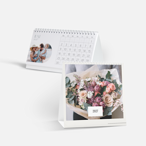 Ein personalisierter Tischkalender mit einem Familienfoto und ein weiterer Tischkalender mit Werbung für einen Blumenladen. 