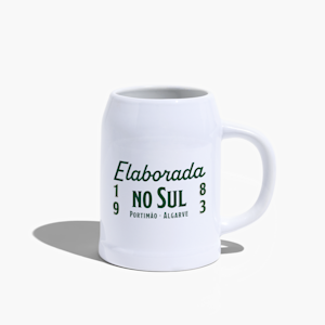 Uma caneca de cerveja em cerâmica branca sobre um fundo branco, impressa com um logótipo de cervejaria de estilo vintage, em verde, que diz "Berber Lager – London, UK" com o ano de 1983 ao lado do texto central.