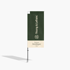  Drapeau rectangulaire coloré annonçant des beignets gratuits, monté sur un pied de trottoir. 