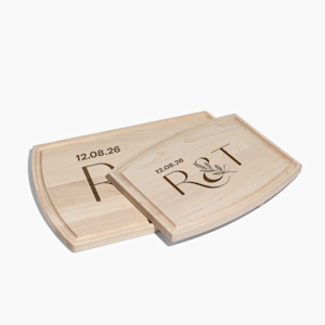 Una tabla de cortar personalizada con iniciales y una fecha.