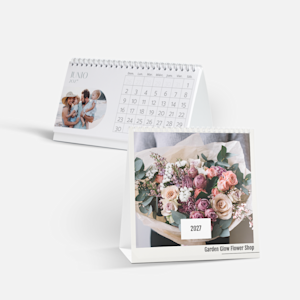 Dos calendarios de escritorio personalizados, uno con una foto de una pareja y dos niños, el otro con una imagen de rosas para ayudar a promover una florería.