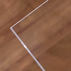 Die Ecke einer transparenten Acrylplatte.