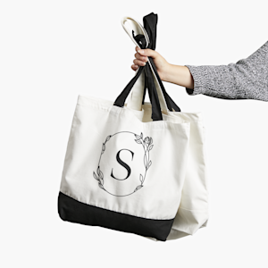 Un sac fourre-tout en toile personnalisé avec un monogramme.