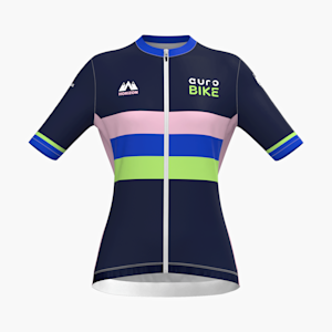 Un maillot de ciclismo para mujer totalmente personalizado que promociona una empresa de ciclismo con un detalle del diseño en la parte delantera.