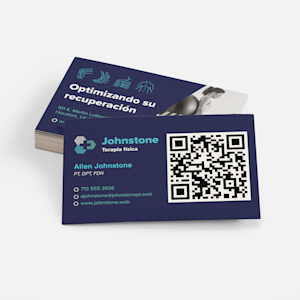 un código QR personalizado en una tarjeta de presentación azul para servicios de terapia física