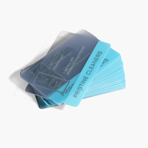 Un conjunto de tarjetas de presentación de plástico transparente promocionando una empresa de limpieza.