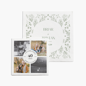 Dos servilletas, una personalizada para una boda y la otra personalizada para un aniversario de 40 años de casados.