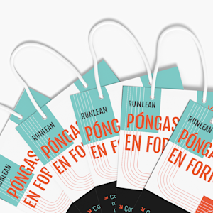 Muestra una variedad de bolsas multicolor desplegadas como un abanico, con las palabras Tennis Club impresas en ellas.