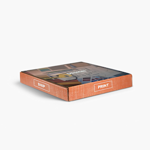 Una caja plana para envíos colorida de muestra.