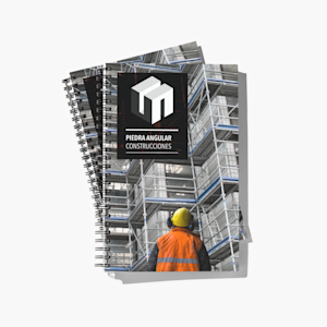 Un par de cuadernillos con encuadernado de doble alambre de una empresa de construcción.