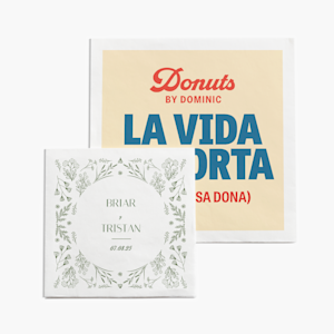 Una servilleta personalizada para un aniversario de bodas con fotos de la pareja y los hijos.