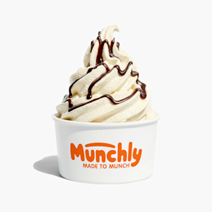 Un helado con un toque de chocolate en un vaso de papel con un logotipo.