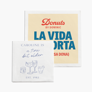 Dos servilletas: una personalizada para una tienda de donas y la otra para un cumpleaños. 