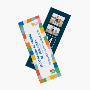 Un marcapáginas personalizado para una recaudación de fondos de primavera y otro impreso con fotos familiares y un monograma. 