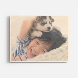 Une impression sur bois avec photo sur laquelle figure un jeune garçon et un chiot husky.