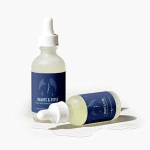 Deux flacons de produits cosmétiques sur lesquels sont collées des étiquettes imperméables mouillées, mais intactes.