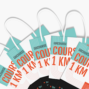 Montre une gamme de sacs multicolores étalés comme un éventail avec les mots Tennis Club imprimés dessus.
