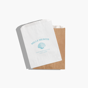 Un mini sac cadeau blanc personnalisé pour un mariage, avec un message de remerciement. 
