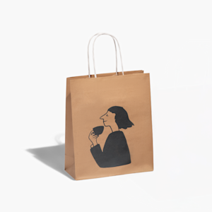 Un sac en papier kraft marron arborant le logo et le nom d’une marque de café.