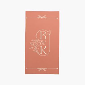 Une serviette personnalisée avec un monogramme.