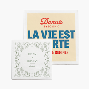 Deux serviettes de table, l’une personnalisée pour le jour d’un mariage, et l’autre personnalisée pour un 40<sup>e</sup> anniversaire de mariage.