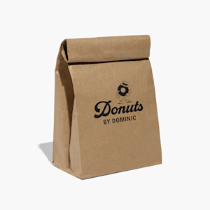 Un sac SOS en papier kraft et un autre en papier blanc, tous deux personnalisés pour des restaurants, l’un de tacos et l’autre de pokés.