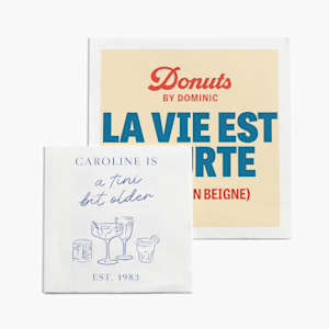 Deux serviettes de table, l’une personnalisée pour une entreprise de beignes et l’autre pour un anniversaire. 
