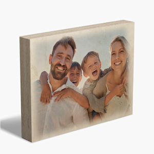 Una foto su blocco di legno che ritrae una famiglia costituita da una coppia con due bambini.