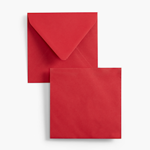 De voor- en achterkant van rood gekleurde envelop.