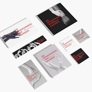 Een collectie van custom kaarten in allerlei vormen en formaten die naast elkaar zijn opgesteld, ontworpen voor een display voor een fototentoonstelling.