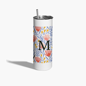 Een gepersonaliseerde reisbeker, bedrukt met de letter 'M' en een bloemenontwerp. 