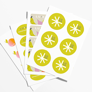 Een set rechthoekige, ronde en ovale stickers op vel die de verschillende aanpassingsstijlen laat zien. 