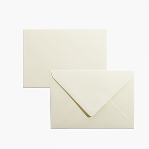 De voor- en achterkant van rood gekleurde envelop.