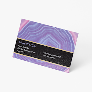 Um cartão de visita pérola para promover um salão de manicure.