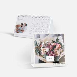 Dois calendários de mesa personalizados, um com uma fotografia de pais e duas crianças, o outro com a imagem de rosas para promover uma florista. 